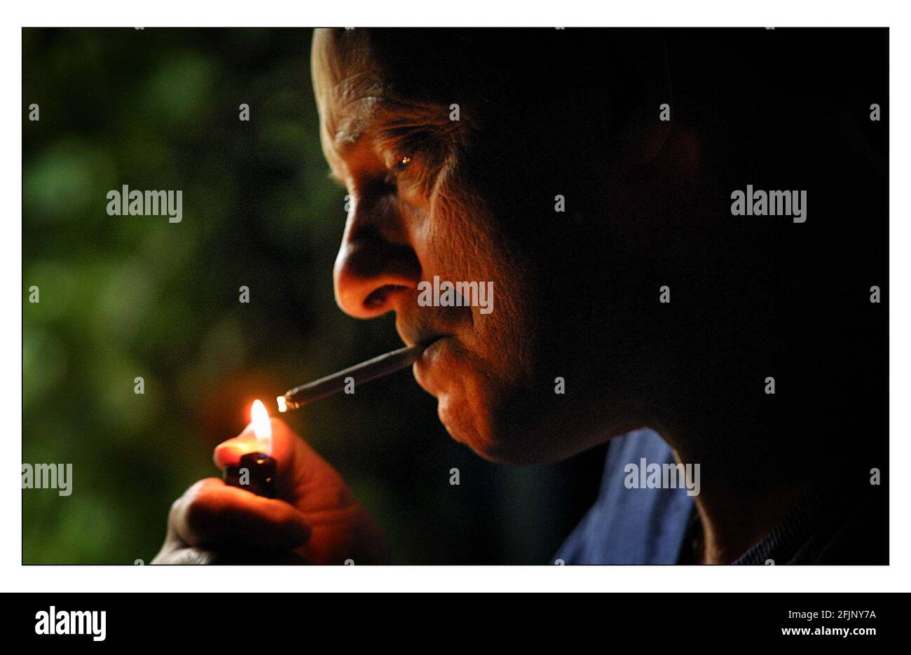 Geoff Vincent MS sufferer fuma marihuana para aliviar su symtoms.pic David Sandison 24/10/2001 Foto de stock