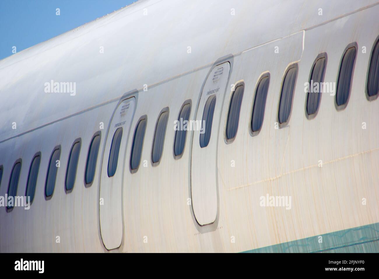 Trampillas de salida de emergencia y puertos de ventana en el avión de pasajeros Foto de stock