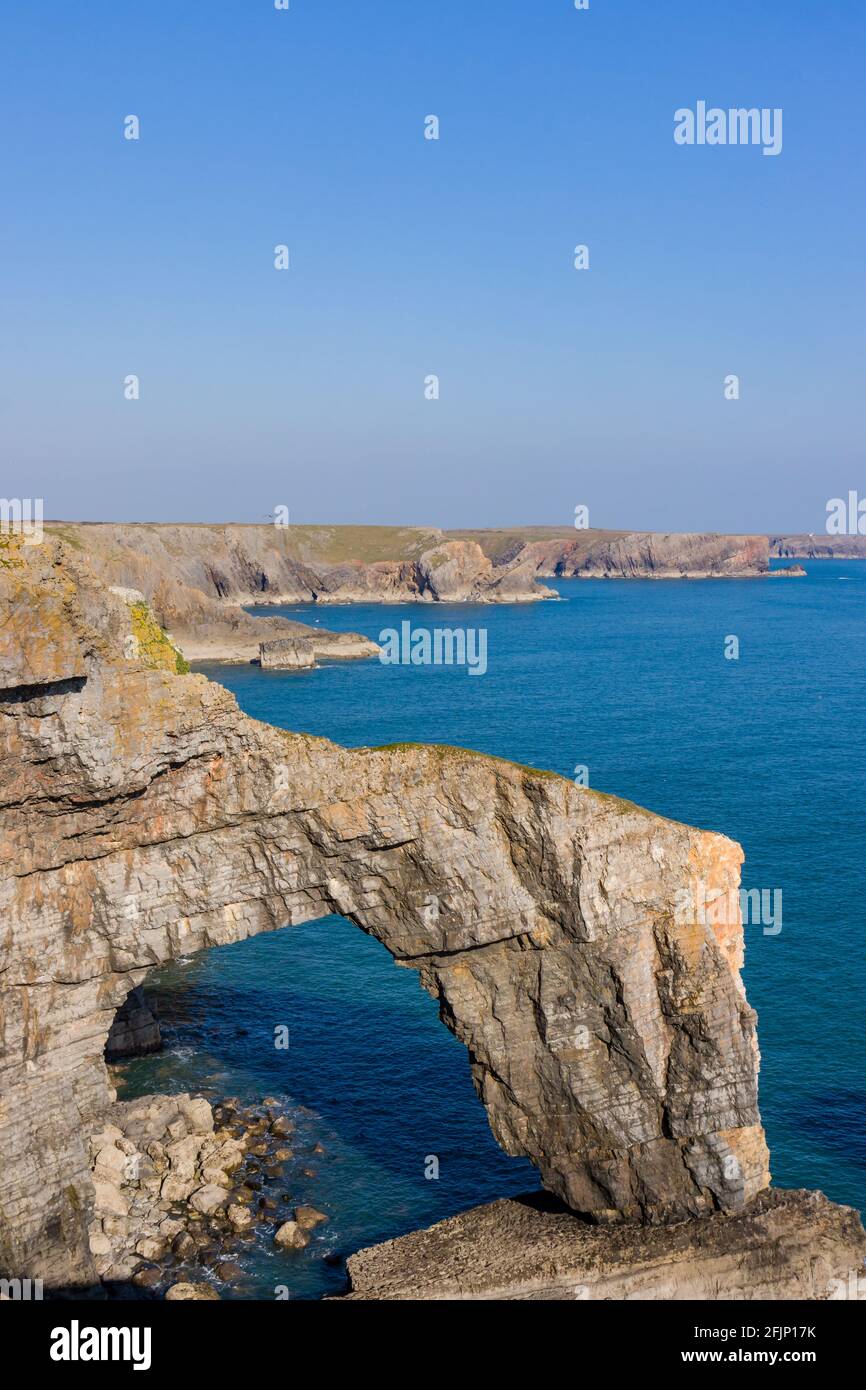 Hermoso arco natural y escarpada costa oceánica (Puente Verde de Gales, Castlemartin, Pembroke) Foto de stock