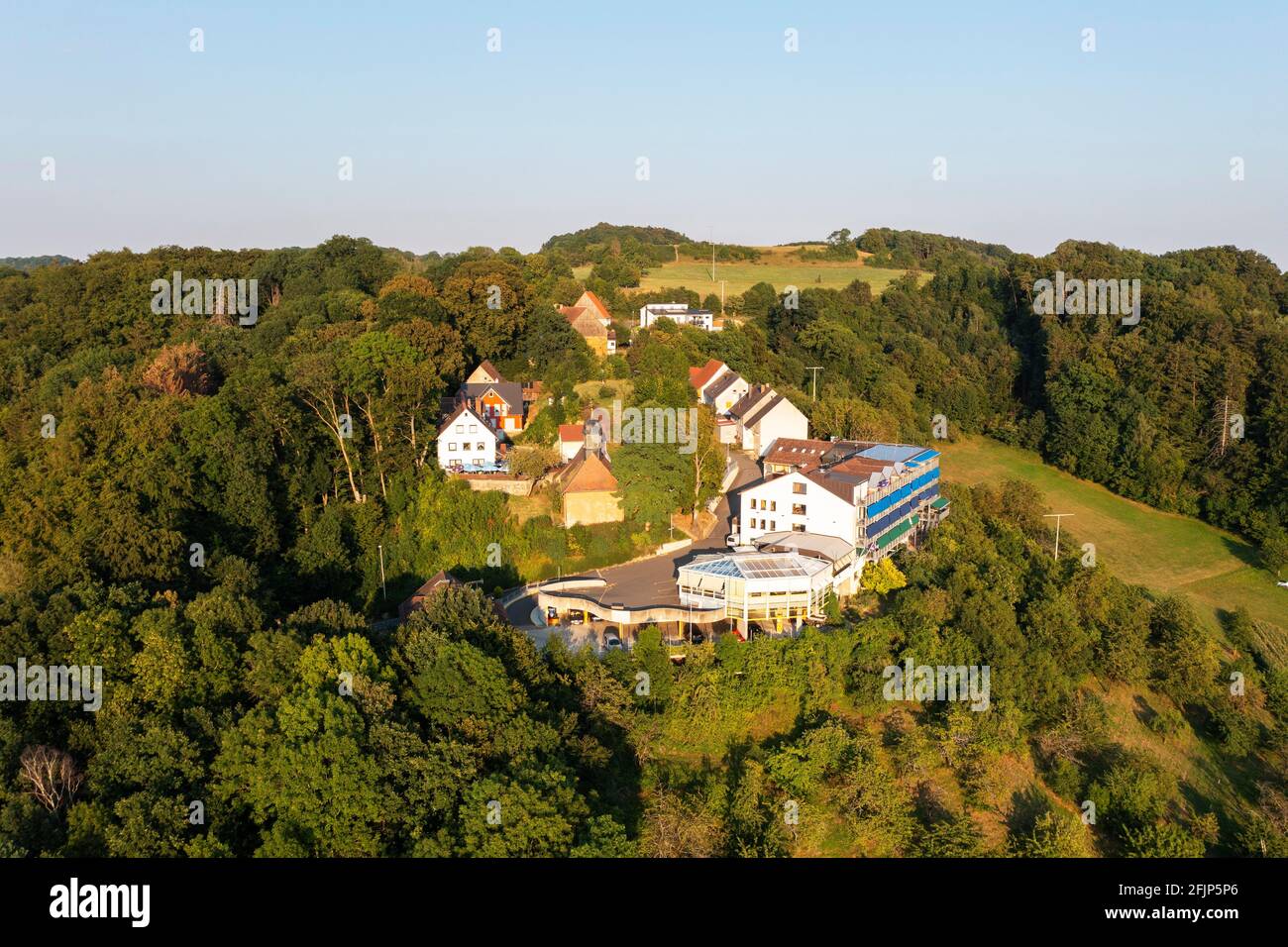 Asentamiento Regensberg cerca de Kunreuth, imagen de drone, Franconia Suiza, Alta Franconia, Franconia, Baviera, Alemania Foto de stock