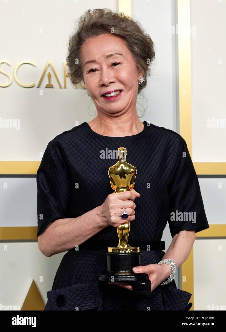 Yuh-Jung Youn, ganador del premio a la Mejor Actriz en un papel de apoyo para 'Minari', posará en la sala de prensa de los Oscars, en Los Ángeles, California, EE.UU., 25 de abril de 2021. Chris Pizzello/Pool vía REUTERS Foto de stock