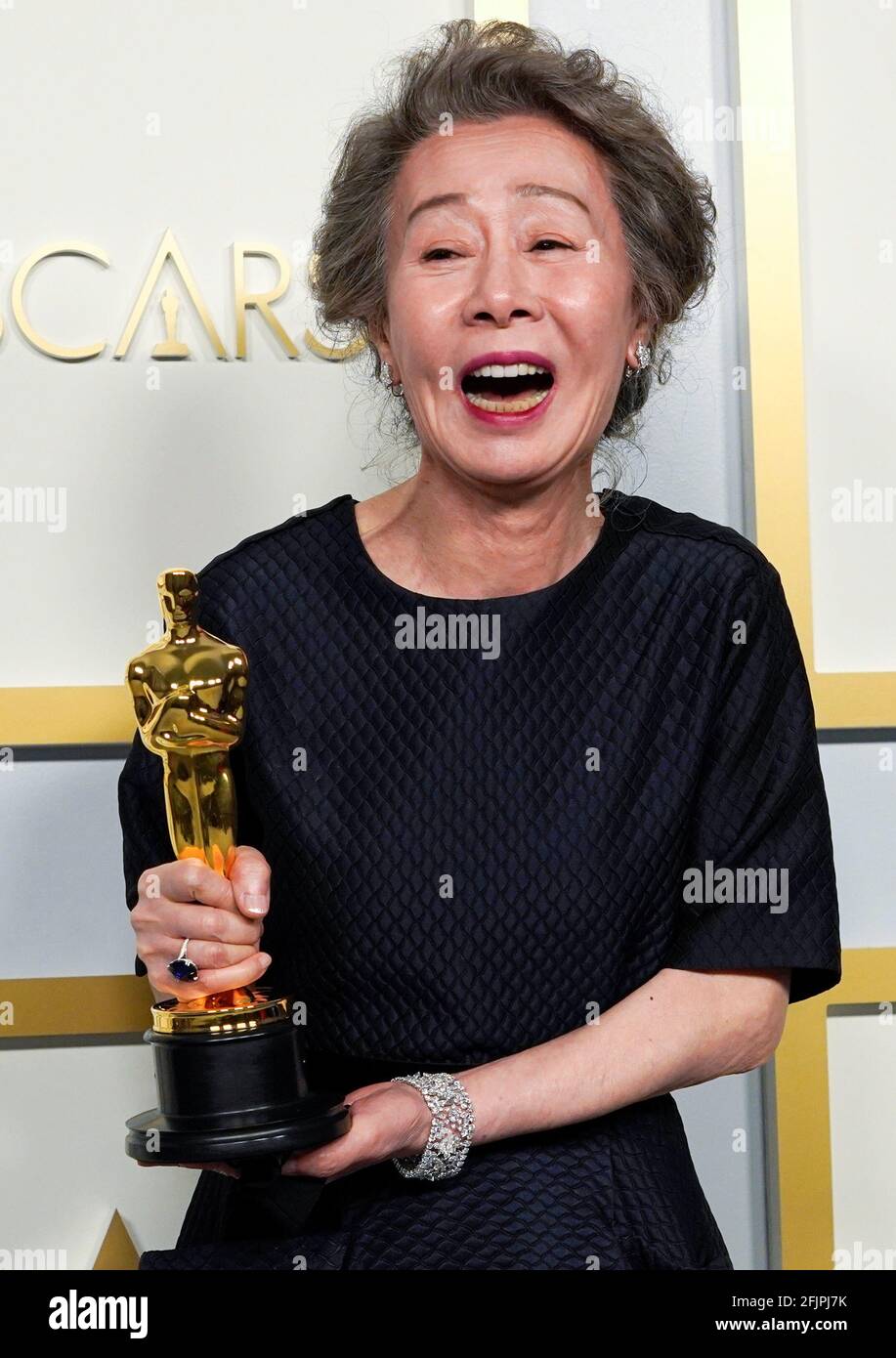 Yuh-Jung Youn, ganador del premio a la Mejor Actriz en un papel de apoyo para 'Minari', se presenta en la sala de prensa de los Oscars en Los Angeles, California, EE.UU., 25 de abril de 2021. Chris Pizzello/Pool vía REUTERS Foto de stock
