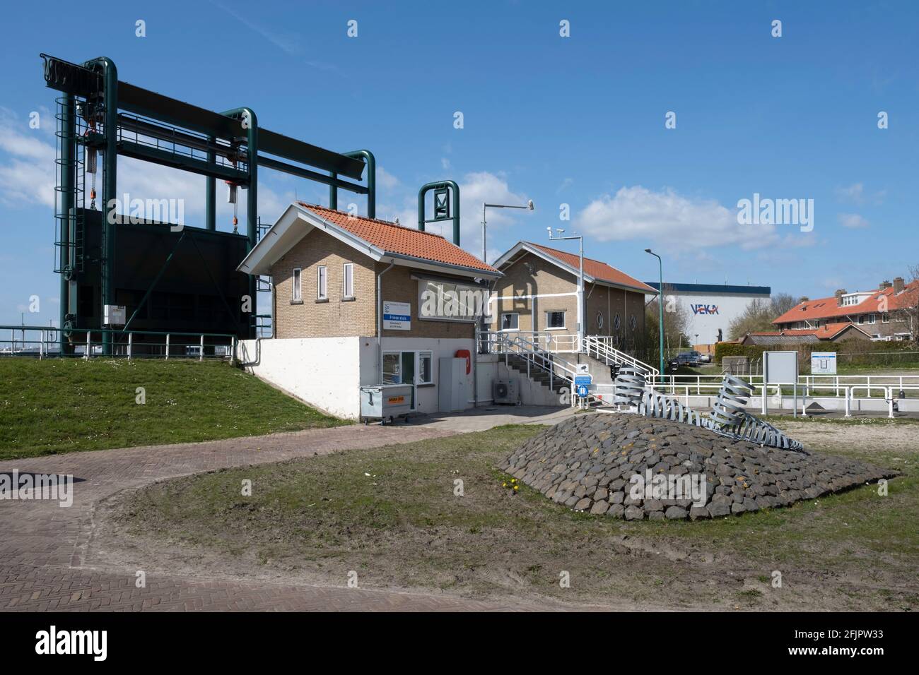 Los edificios y la puerta de la cerradura de los ochenta años de edad cerradura Friese Sluice (Sluice frisón) En Lemmer en los Países Bajos con sol y cielo azul Foto de stock