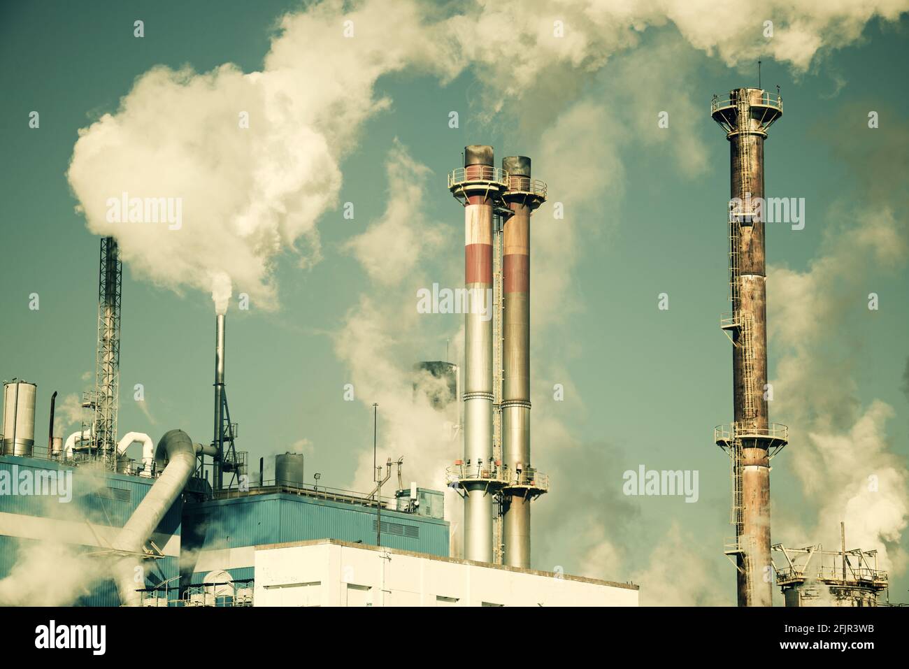 Chimeneas en una fábrica de papel, la provincia de Zaragoza, España  Fotografía de stock - Alamy