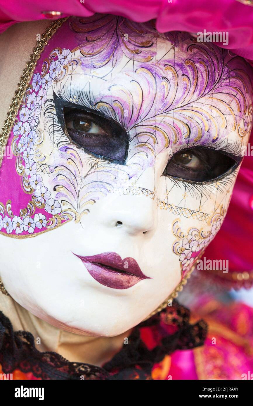 Máscara veneciana decorada con plumas pintadas y flores Fotografía de stock  - Alamy