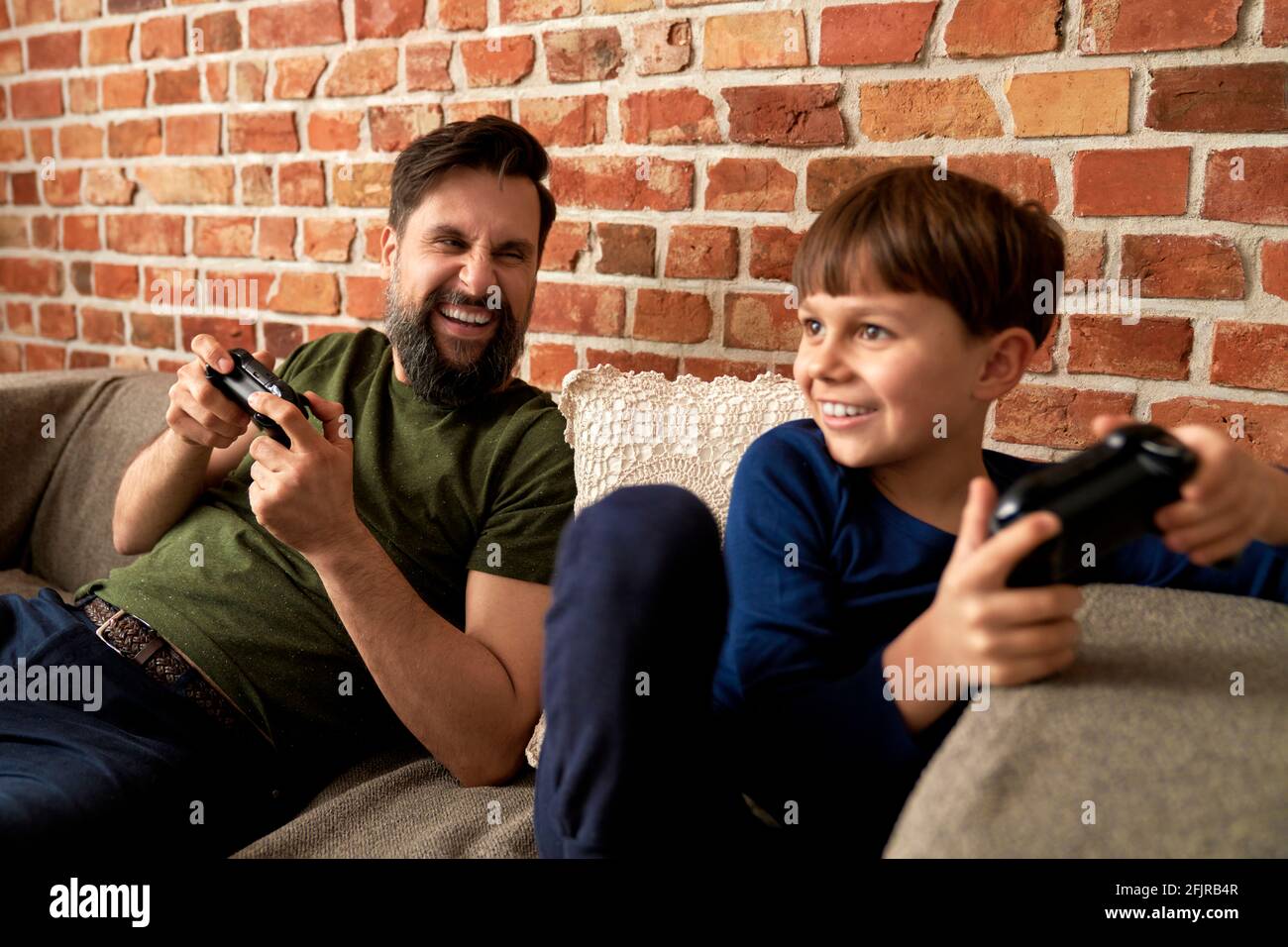 Padre e hijo divertirse durante el juego en casa Foto de stock