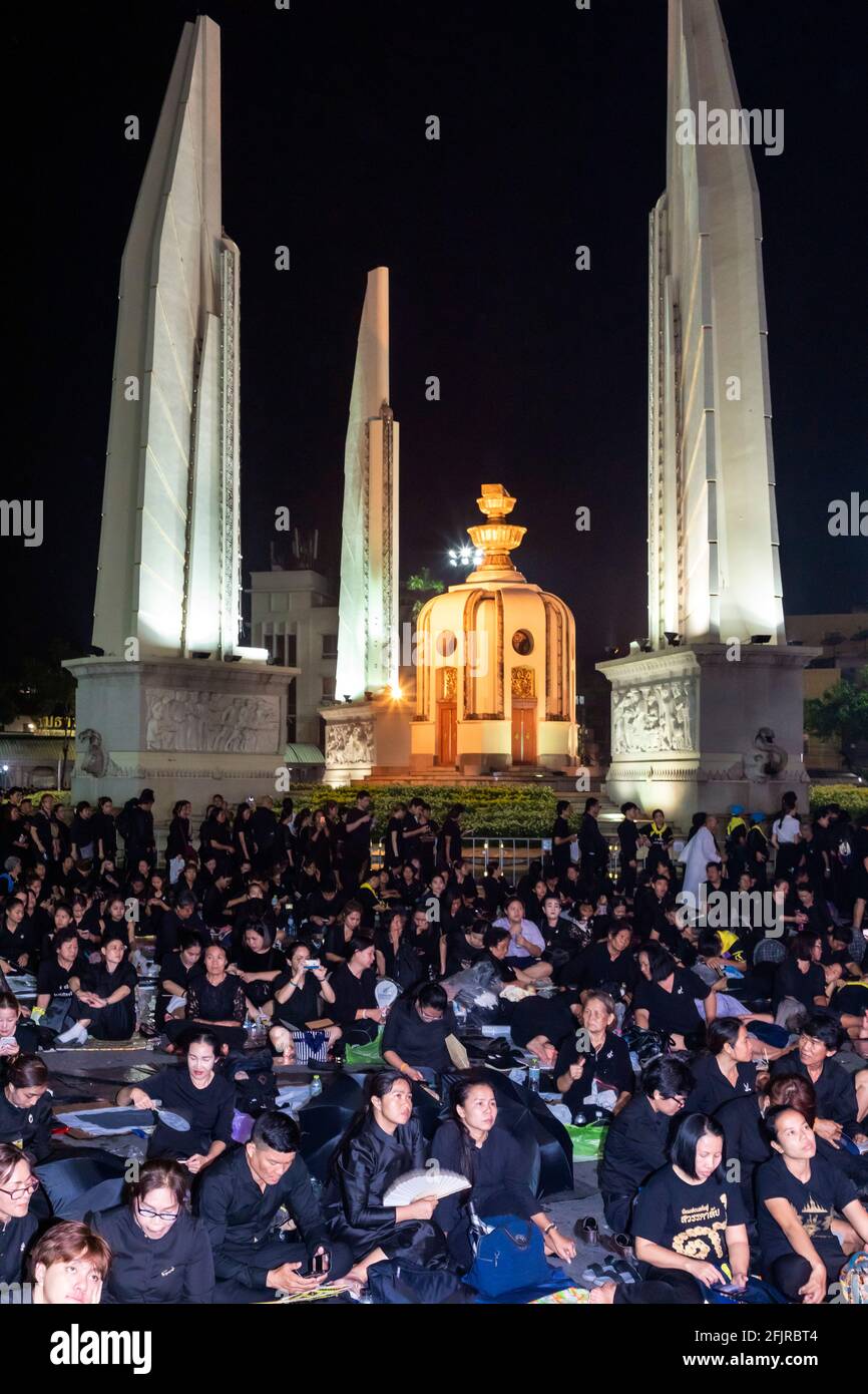 Lloramos en el funeral del rey Bhumibol, Monumento a la Democracia, Bangkok, Tailandia Foto de stock