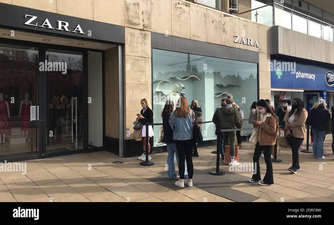 La gente que hace cola para Zara en Edimburgo, como jardines de cerveza,  tiendas no esenciales, restaurantes y cafés, junto con piscinas,  bibliotecas y museos en Escocia reabren hoy después de que