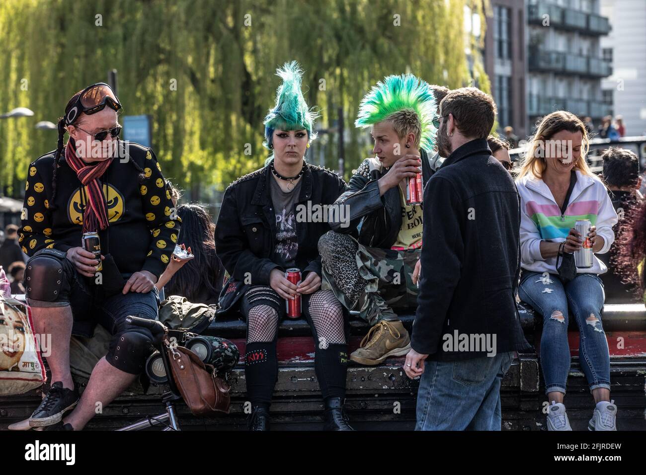 Hombre vestido con ropa Punk Rocker con pelo de punta y una guitarra posan  para fotos turísticas en Camden High Street, Camden, Londres, Reino Unido  Fotografía de stock - Alamy