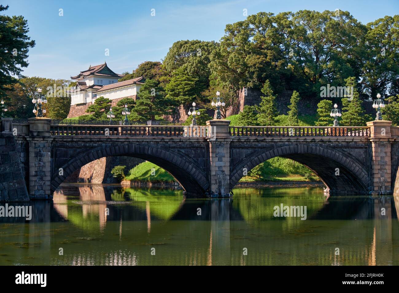 El puente Seimon Ishibashi conduce a la puerta principal del Palacio Imperial de Tokio. Es conocido como el puente de Eyeglasses (Meganebashi) debido a su arco de piedra Foto de stock