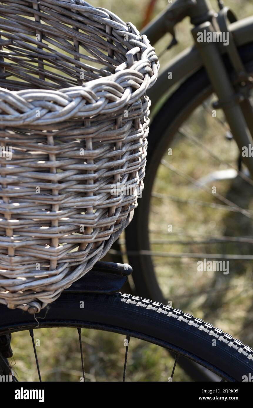 Cesta en la parte delantera de una bicicleta fotografías e imágenes de alta  resolución - Alamy