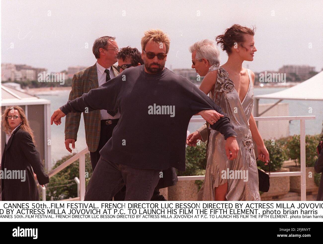 Luc Besson director de la película Fifth Element en la Festival de Cannes con la actriz Milla Jovovovich en conferencia de prensa para lanzar su película Foto de stock