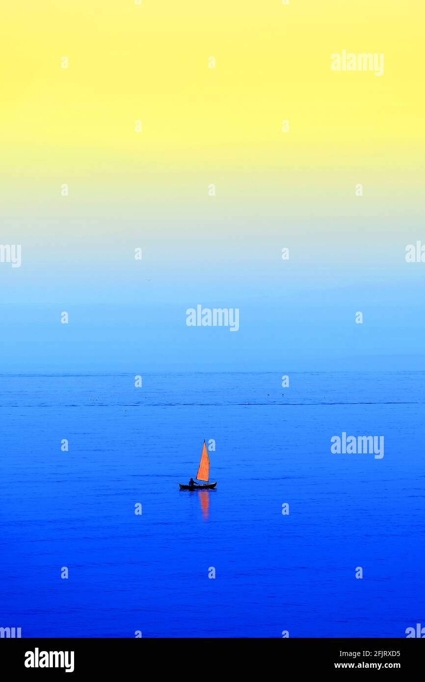 Bote de vela de vela Lone Red navegable en un día brumoso Foto de stock
