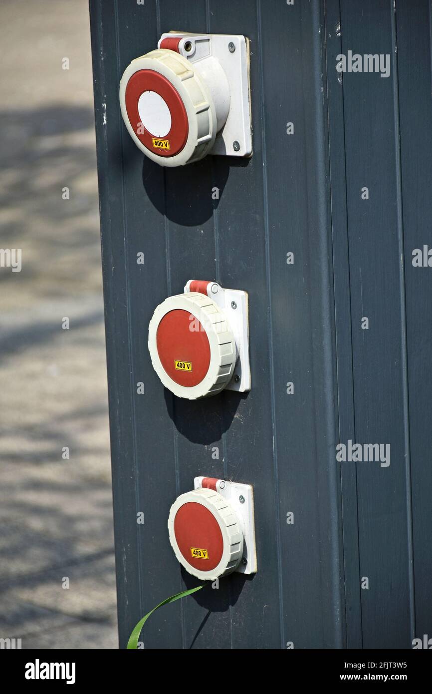 Enchufes eléctricos al aire libre fotografías e imágenes de alta resolución  - Alamy