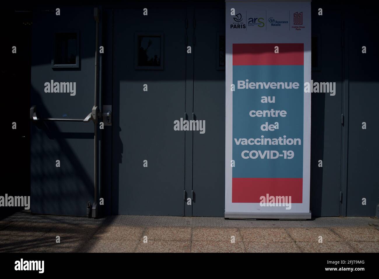 Centro de vacunación Covid-19, Salle Olympe de Gouges, Square de la Roquette, 15 Rue Merlin, 75011, París, Francia - abril, 2021 h - señal de bienvenida 'bienvenue' junto a la entrada Foto de stock