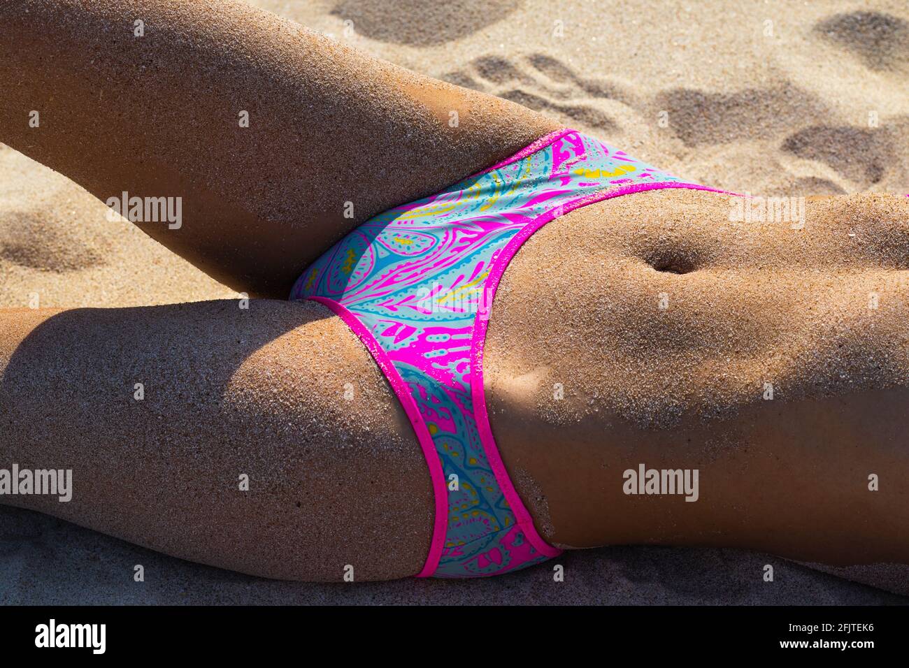 Mujer delgada con un bikini tumbada en su espalda en playa de Vista desde el Fotografía de stock - Alamy