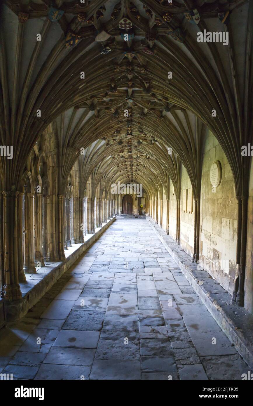 Arcos que conducen a lo largo de la pasarela del claustro en Canterbury Catedral Foto de stock