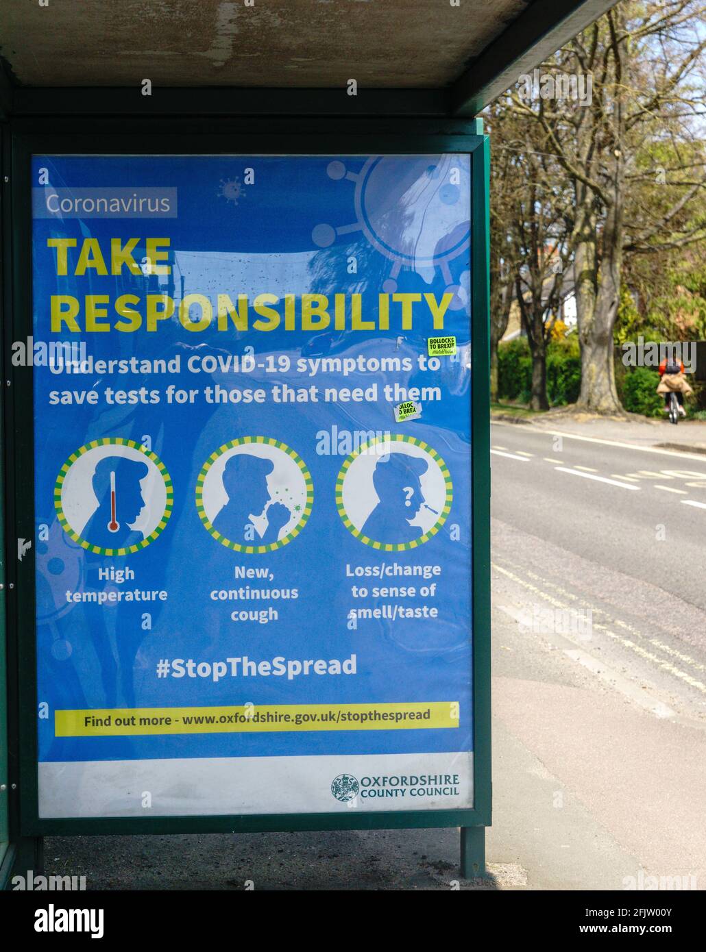 Cartel de información sobre coronavirus en una parada de autobús en Bicester, Oxfordshire. 'Tome la responsabilidad. Cartel de información pública. 'Detener la propagación'. Foto de stock