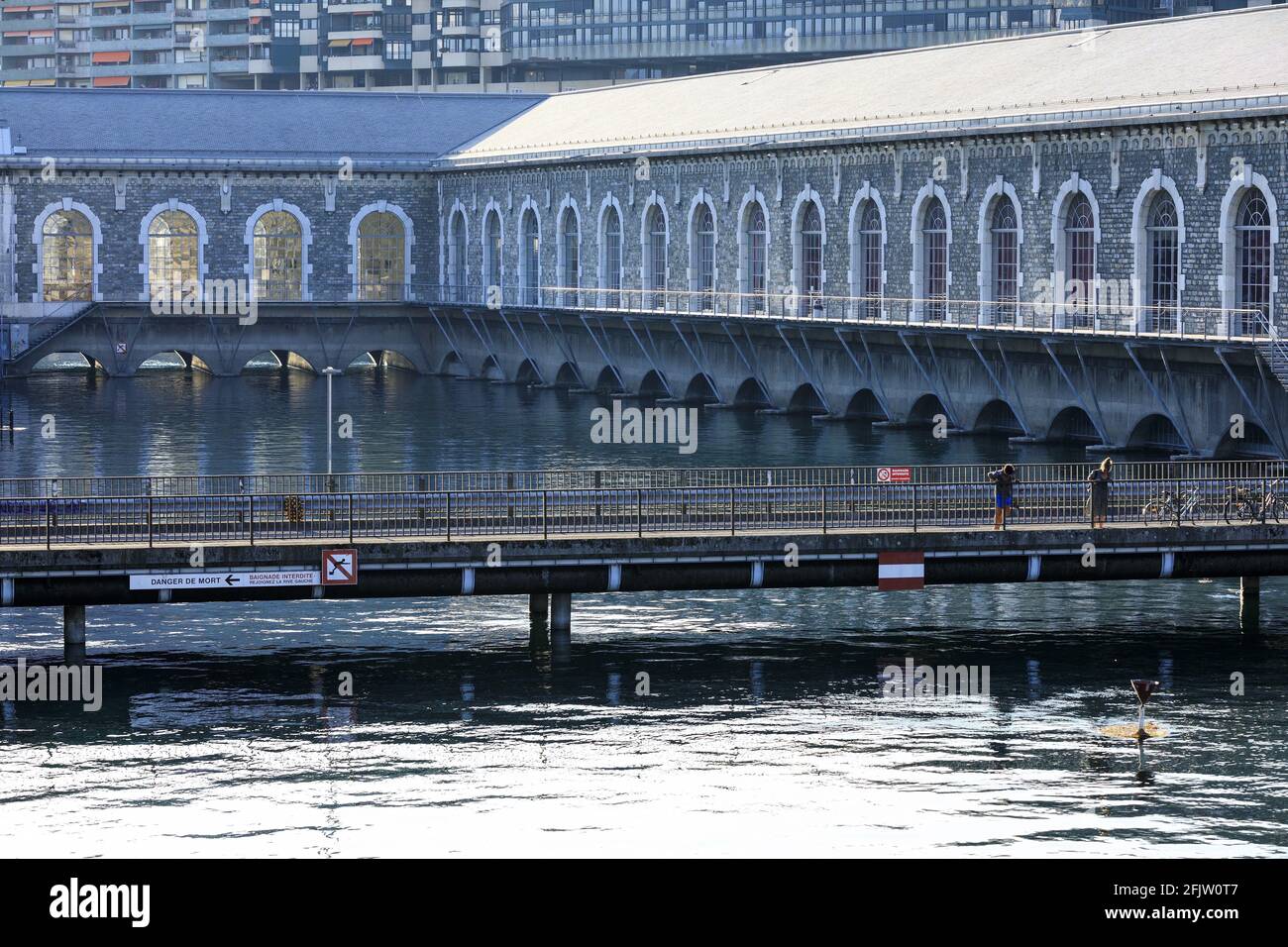 Suiza, Cantón de Ginebra, Ginebra, Edificio de las Fuerzas de Motrices, Río Ródano Foto de stock