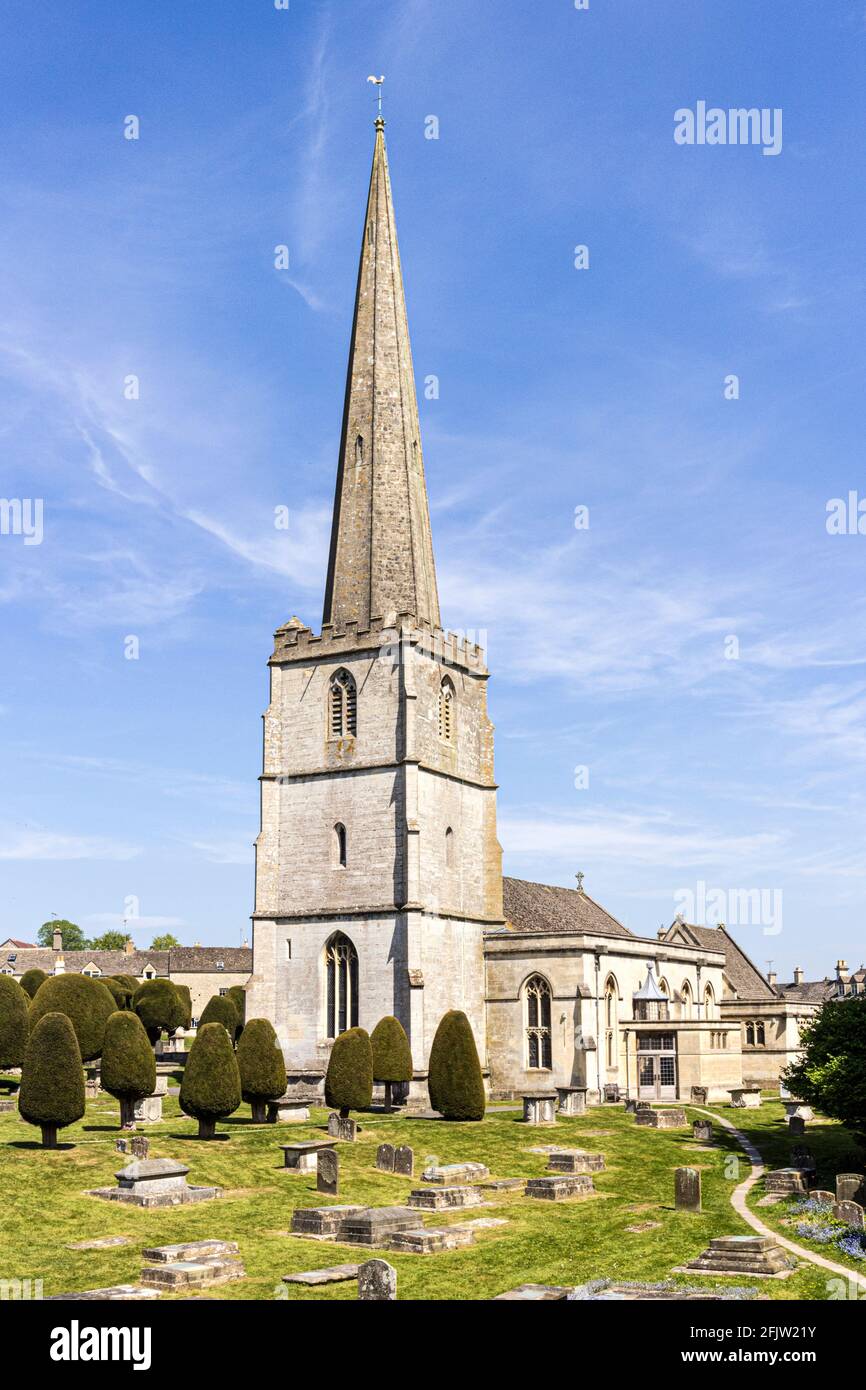 Iglesia de San Marys con algunos de sus 99 árboles de tejo en el pueblo Cotswold de Painswick, Gloucestershire Reino Unido Foto de stock