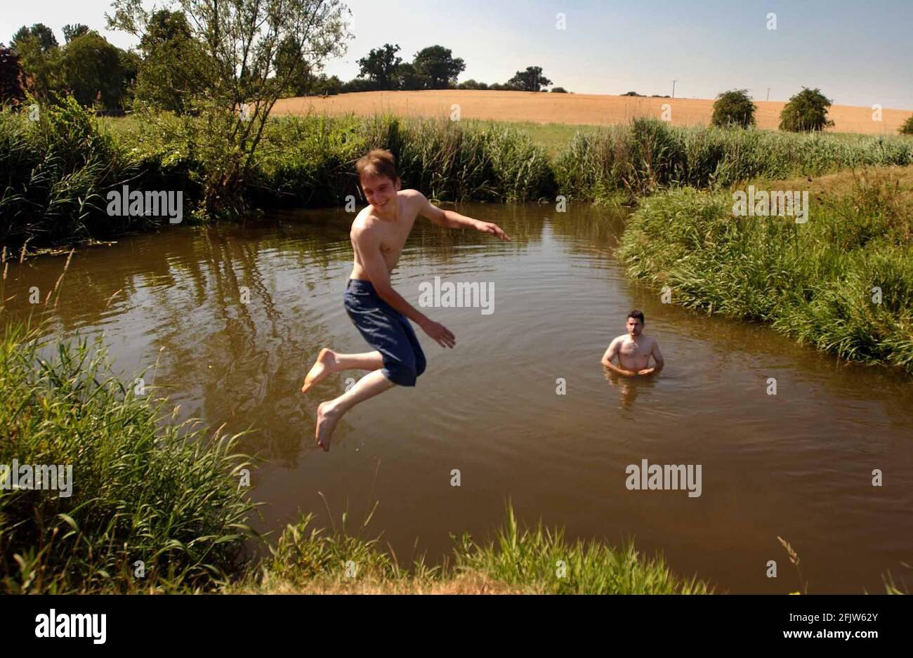 CON TEMPERATURAS BIEN ENTRADA EL 30S , LA GENTE SALTA AL RÍO CHERWELL NR SOMERTON EN OXFORDSHIRE.14/6/03 PILSTON Foto de stock