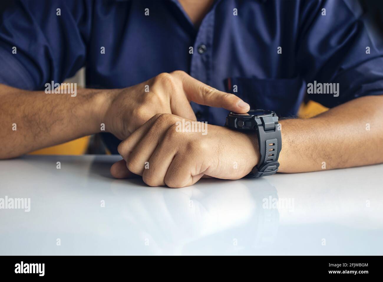 hombre de negocios que lleva puesto un reloj digital inteligente en la pantalla táctil de mano para abrir notificación, leer el mensaje y el dispositivo de seguimiento de actividad en