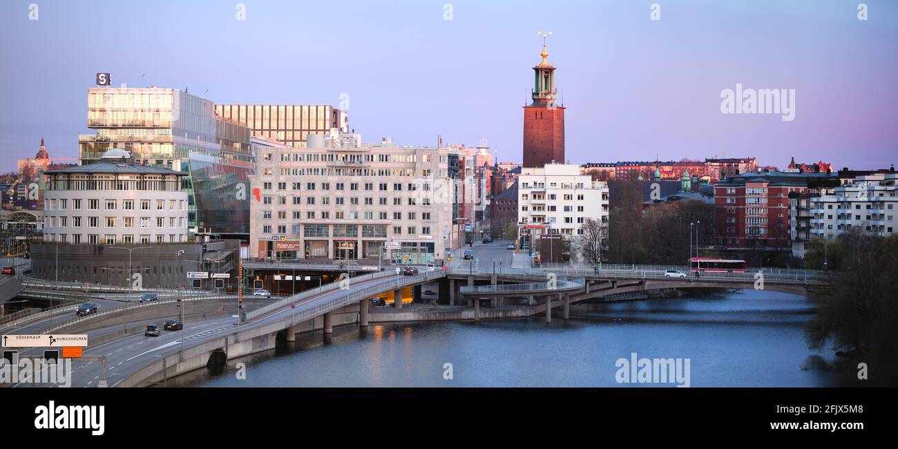Vista panorámica de Norrmalm, Estocolmo, desde el puente Barnhusbron durante una puesta de sol de primavera Foto de stock
