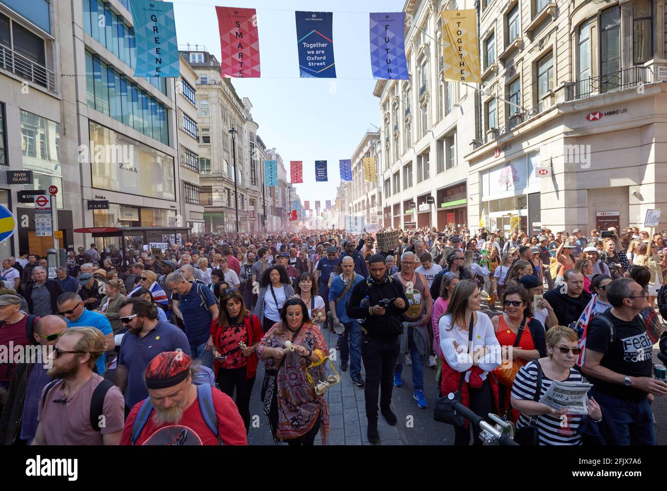 Londres, Reino Unido - 24 Apr 2021: Miles de personas llenaron Oxford Street mientras marchaban en el centro de Londres pidiendo el levantamiento de todas las restricciones al coronavirus. Foto de stock