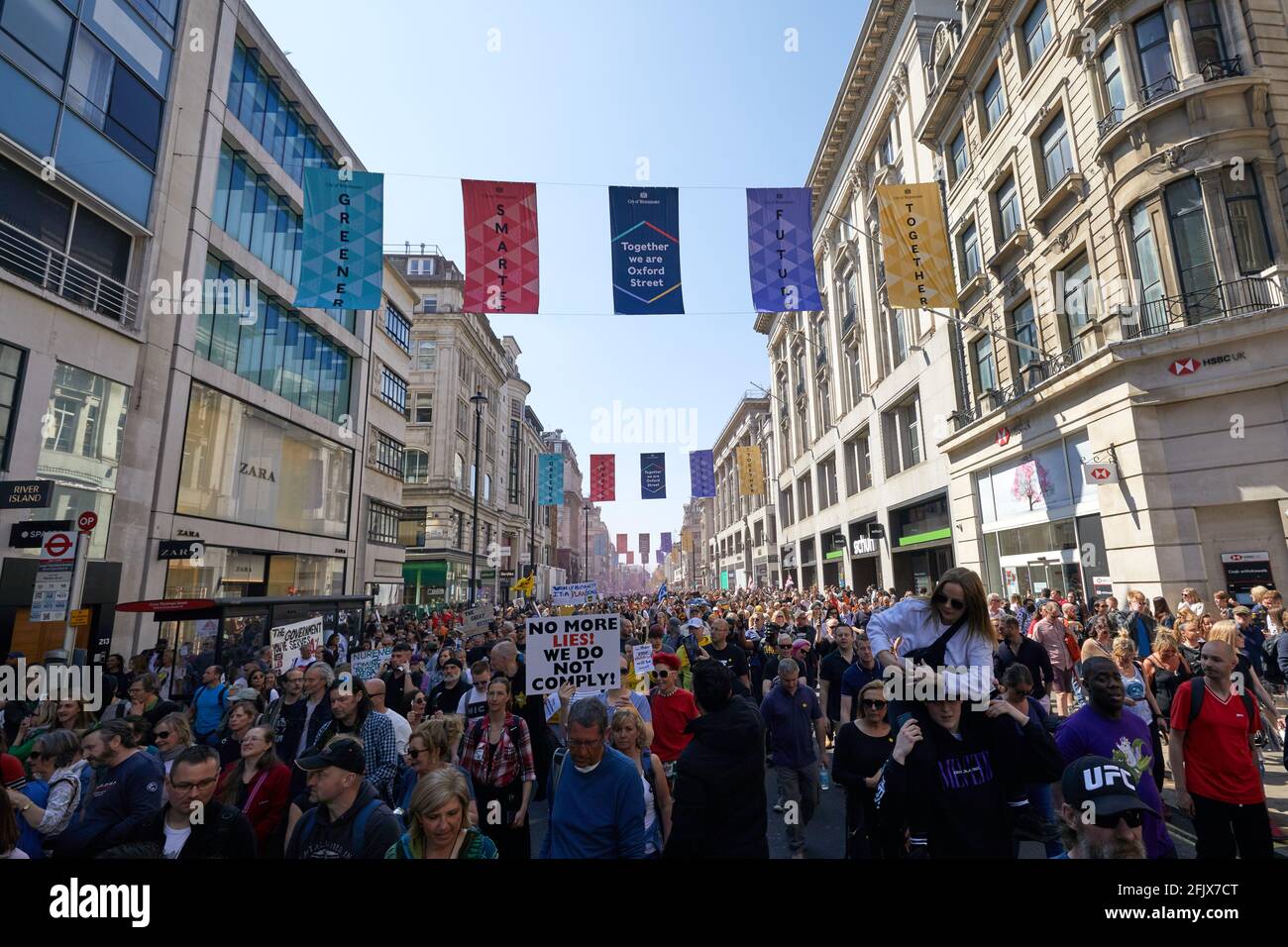 Londres, Reino Unido - 24 Apr 2021: Miles de personas llenaron Oxford Street mientras marchaban en el centro de Londres pidiendo el levantamiento de todas las restricciones al coronavirus. Foto de stock