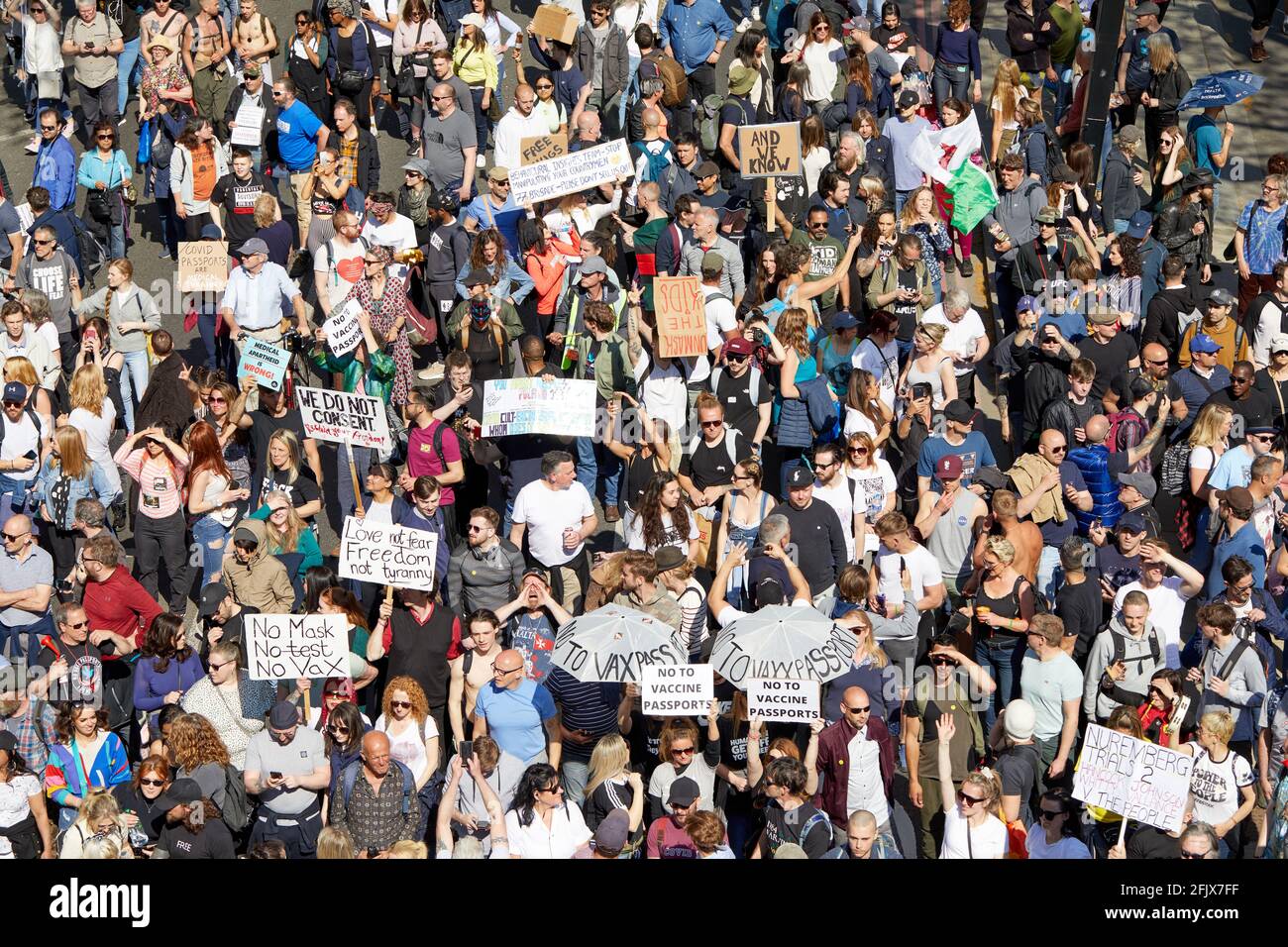 Londres, Reino Unido - 24 Abr 2021: Miles de personas marcharon en el centro de Londres pidiendo el levantamiento de todas las restricciones al coronavirus. Foto de stock