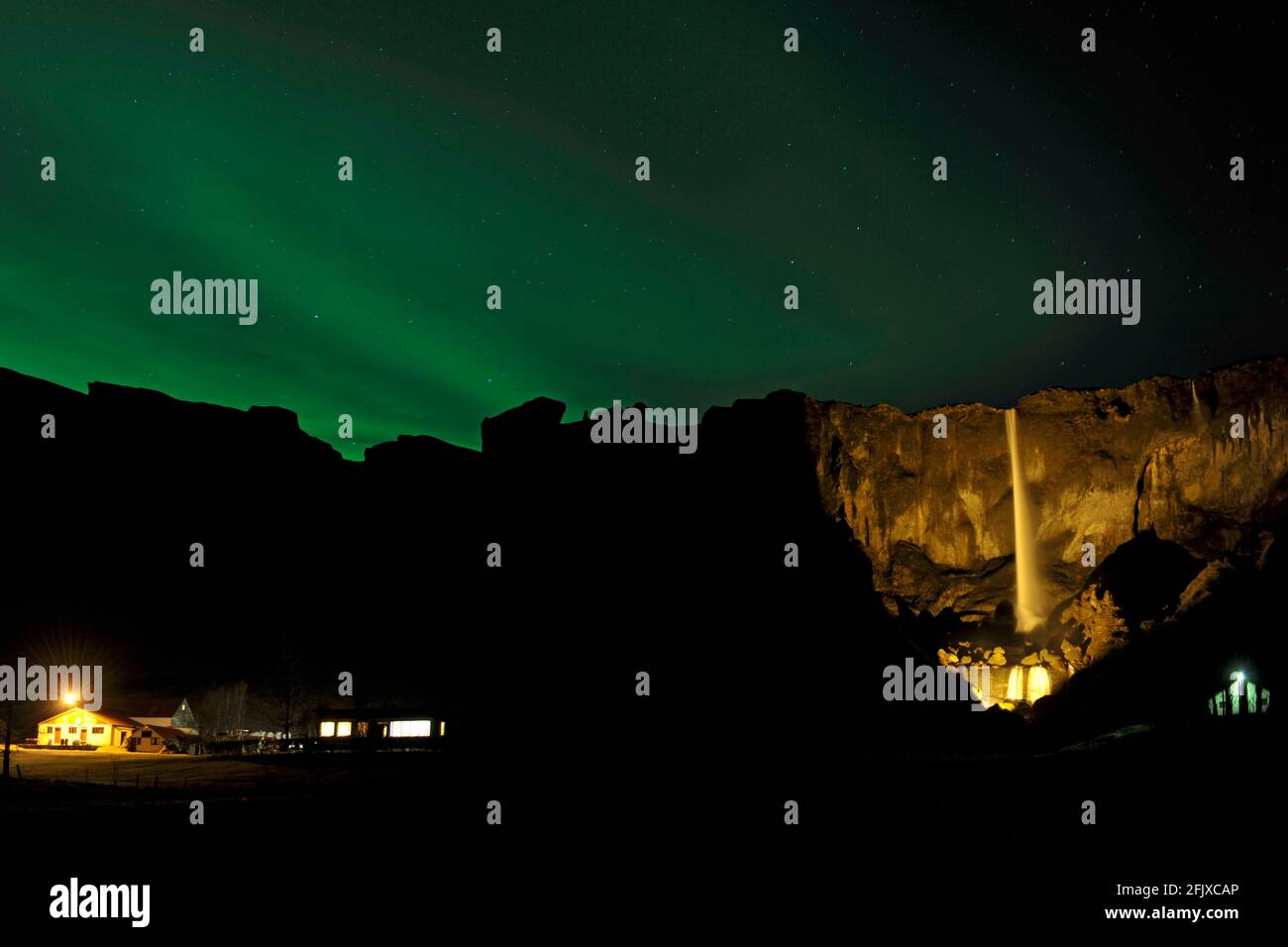 Luces del norte sobre la cascada Foss Ã¡ SÃ­Ã°u en el sur Islandia Foto de stock