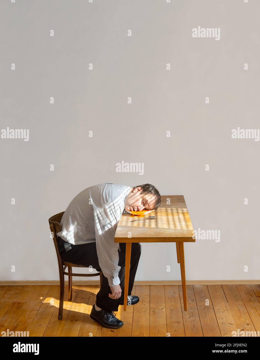 Un jefe de hombre cayó en un plato con sopa en una mesa levitante  Fotografía de stock - Alamy