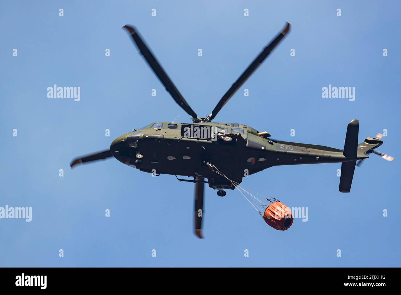 Parque Nacional de Killarney, Irlanda - 26th de abril. 2021: Irish Air Corp Helicóptero recolectando agua para extinguir el fuego en el Parque Nacional de Killarney Foto de stock