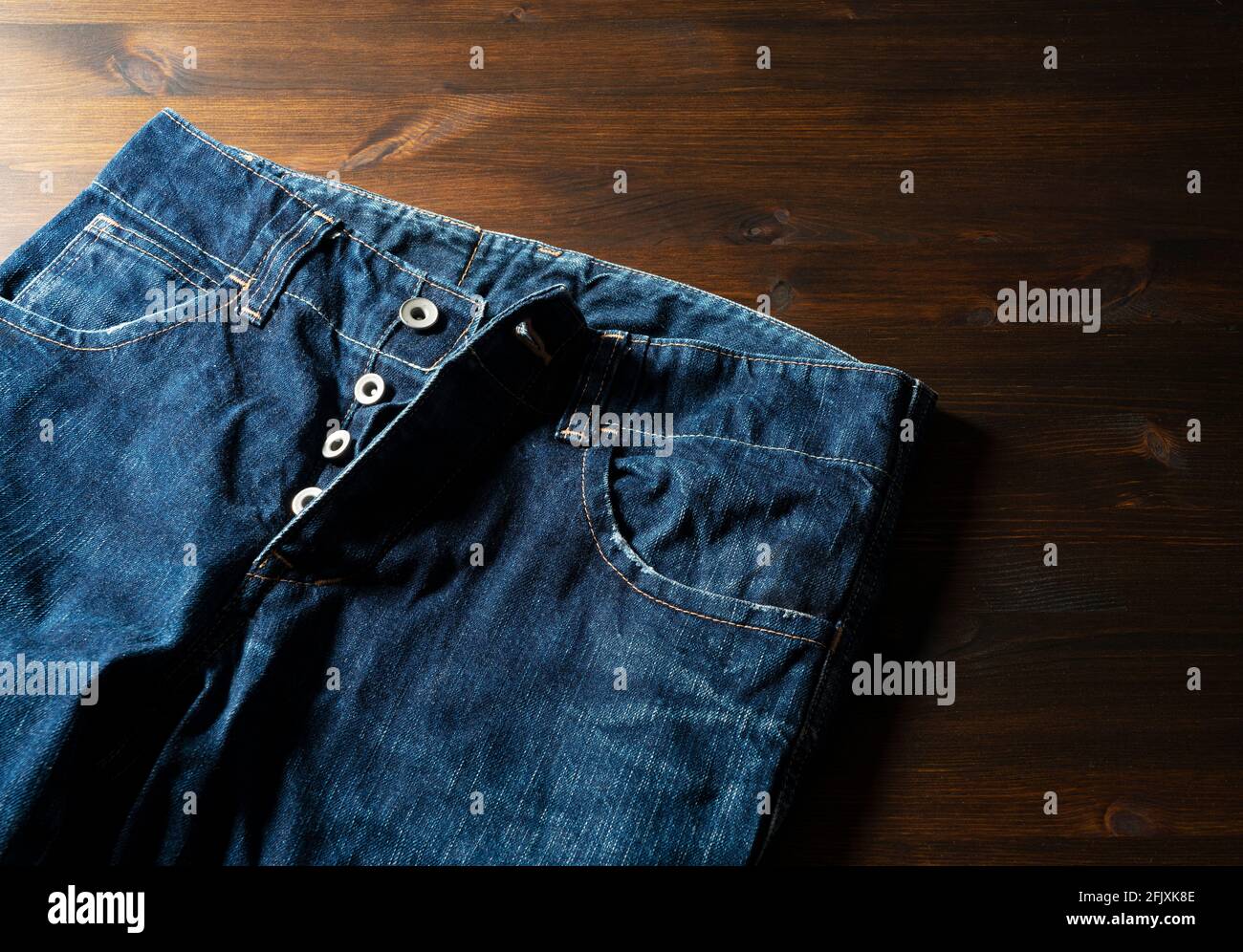 Foto de Pantalones vaqueros con bragueta de botones abierta do Stock