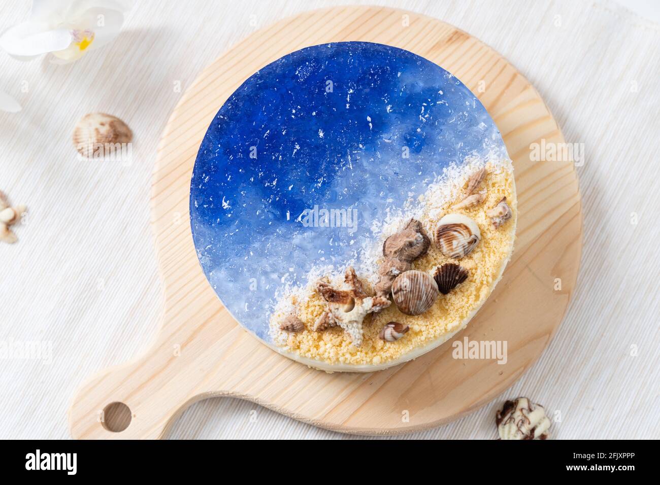 No había pastel de queso azul marino al horno con decoración de conchas de chocolate Foto de stock