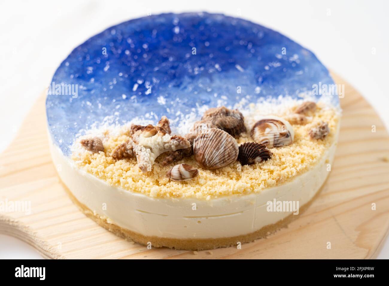 No había pastel de queso azul marino al horno con decoración de conchas de chocolate Foto de stock