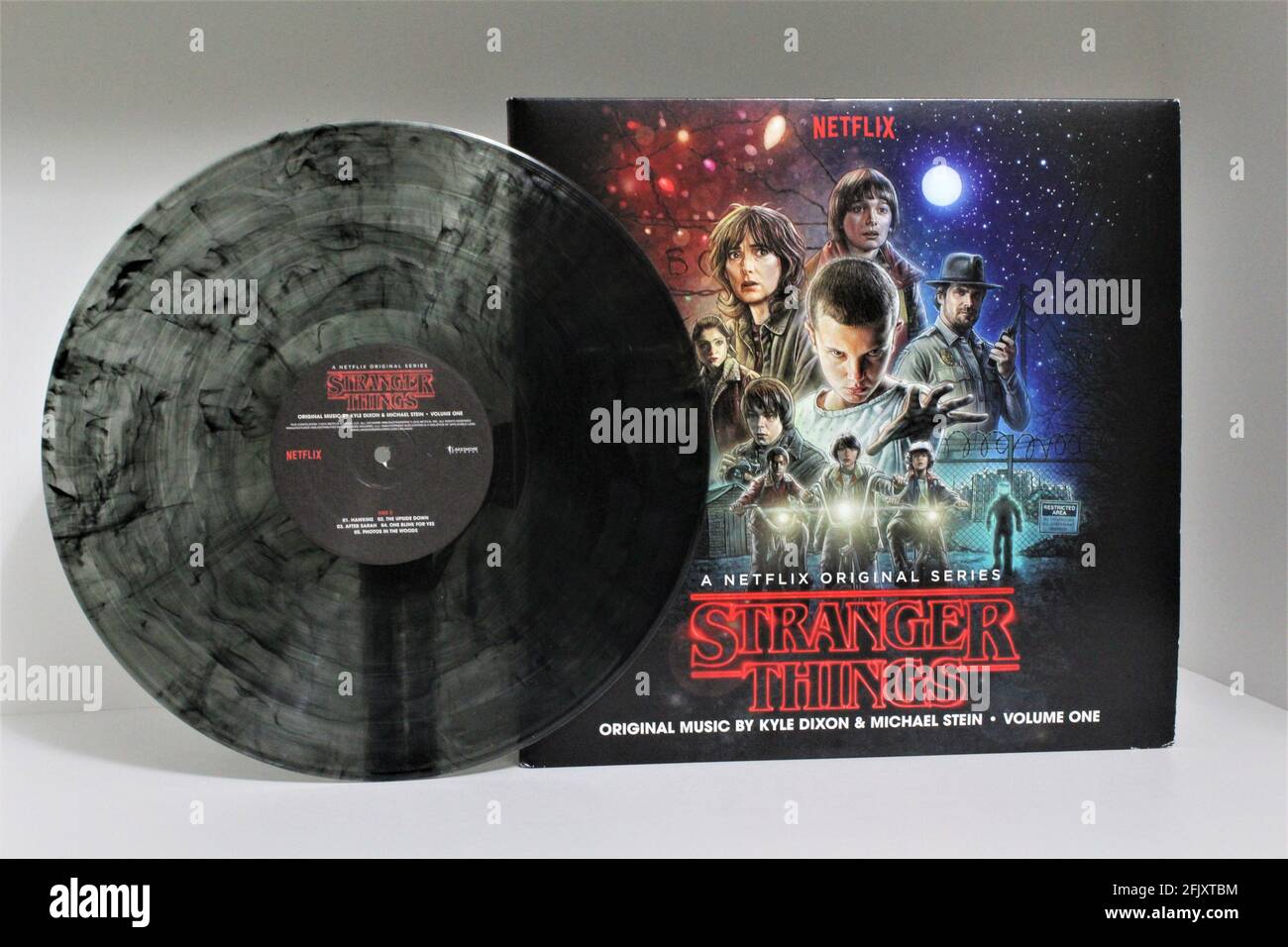 Stranger Things Volumen Una banda sonora en vinilo disco LP de la serie de televisión en Netflix. El diseño de vinilo es negro y claro con efecto de humo. Foto de stock