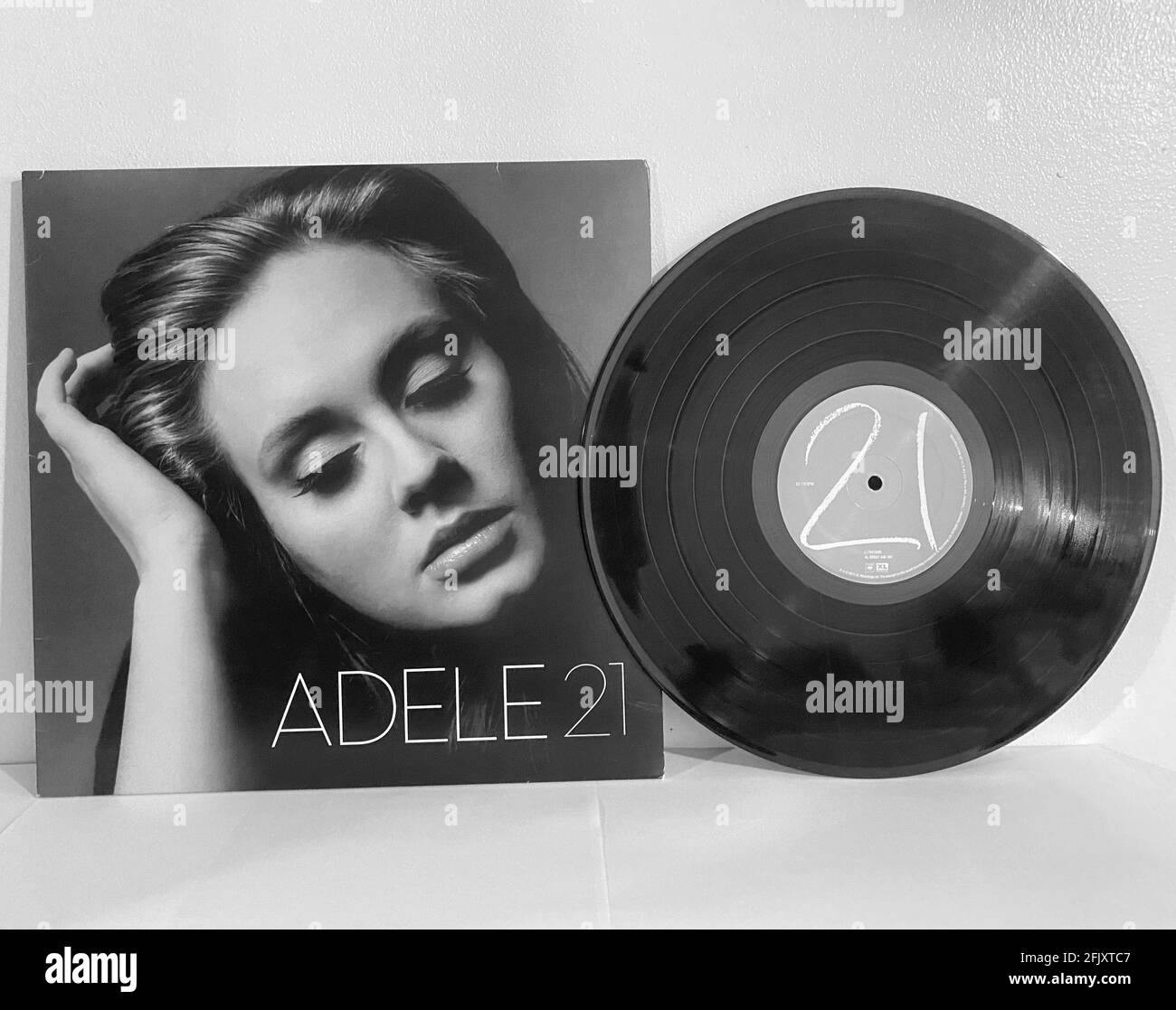 Adele 21 album record player fotografías e imágenes de alta resolución -  Alamy