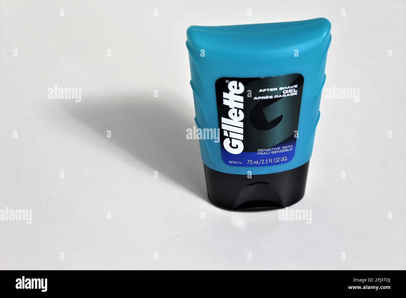 Gillette Aftershave para hombre, botella pequeña de viaje. Para pieles sensibles. Producto de cuidado personal. Aislado sobre fondo blanco Foto de stock