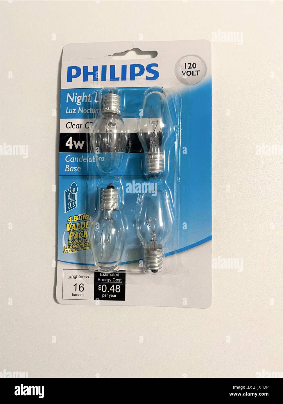 Un paquete de bombillas de luz nocturna de la marca Philips, transparentes, de 120 voltios. Bombillas de bajo consumo. Foto de stock