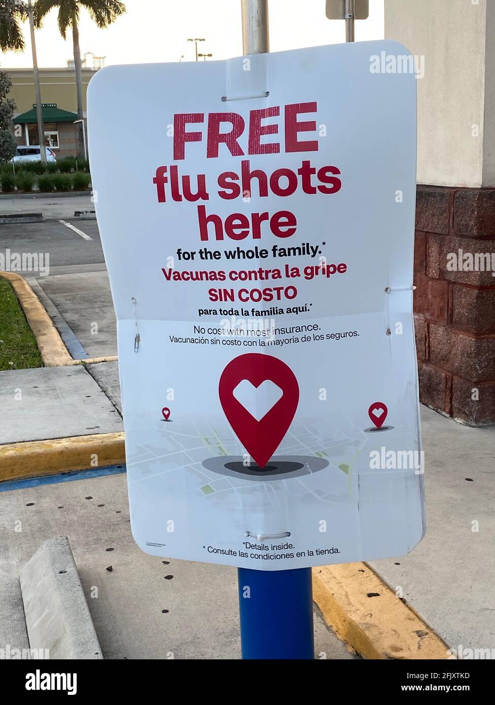 CVS Pharmacy Signo bilingüe al aire libre para vacunas contra la gripe gratis disponibles para toda la familia. Foto de stock