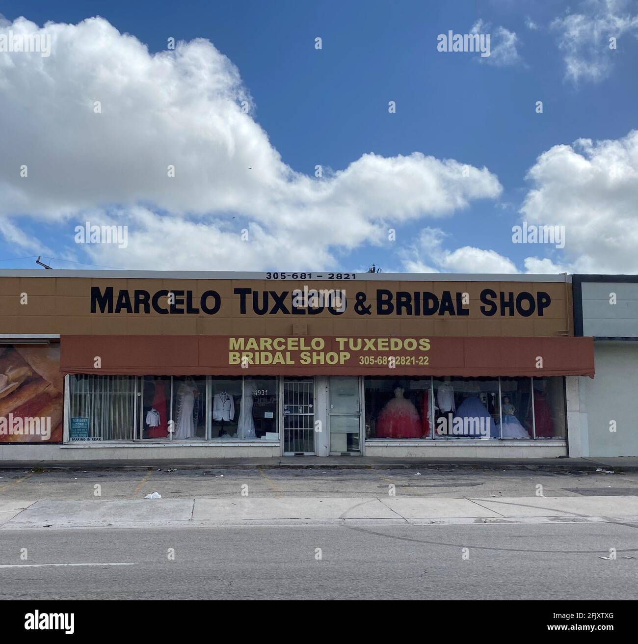 Edificio de entrada de la tienda nupcial Tuxedo de Marcelo. Ofrecen alquileres para suministros formales de ropa para bodas y otros eventos con clase. Foto de stock