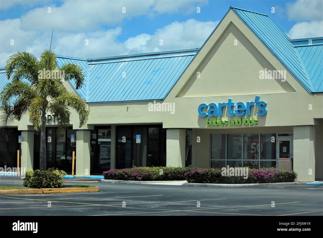 disco ritmo Regresa Tienda de ropa para niños, Carter's Babues and Kids en Hialeah, FL. La  tienda está cerrada debido a COVID-19, pandemia de virus de corona tras la  estancia en h Fotografía de stock -
