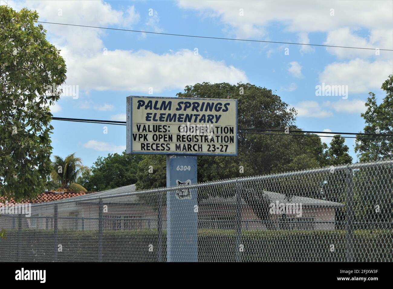 La escuela primaria Palm Springs cerró debido a COVID-19, pandemia del virus de la corona después de la estancia en casa. Foto de stock