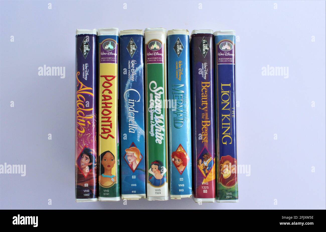 Antiguas cintas de vídeo VHS de Disney vintage, películas clásicas para niños. Aladdin, Pocahontas, Cenicienta, Blanca Nieves, La Sirenita, Belleza y el b Foto de stock
