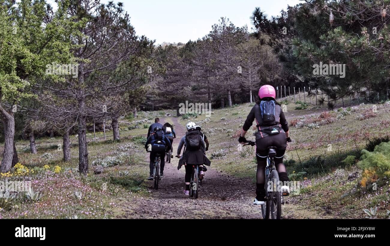 Actividad al aire libre en Sicilia grupo de naturaleza de ciclistas de montaña A lo largo de un camino del Parque Etna Foto de stock