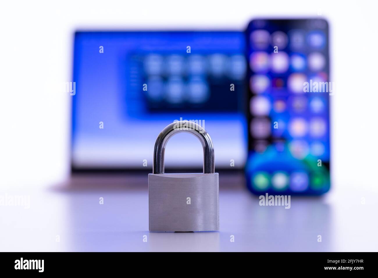 Privacidad y protección de datos: Portátil y smartphone con candado en primer plano Foto de stock