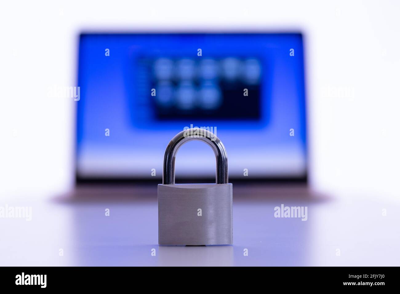 Privacidad y protección de datos: Portátil y smartphone con candado en primer plano Foto de stock
