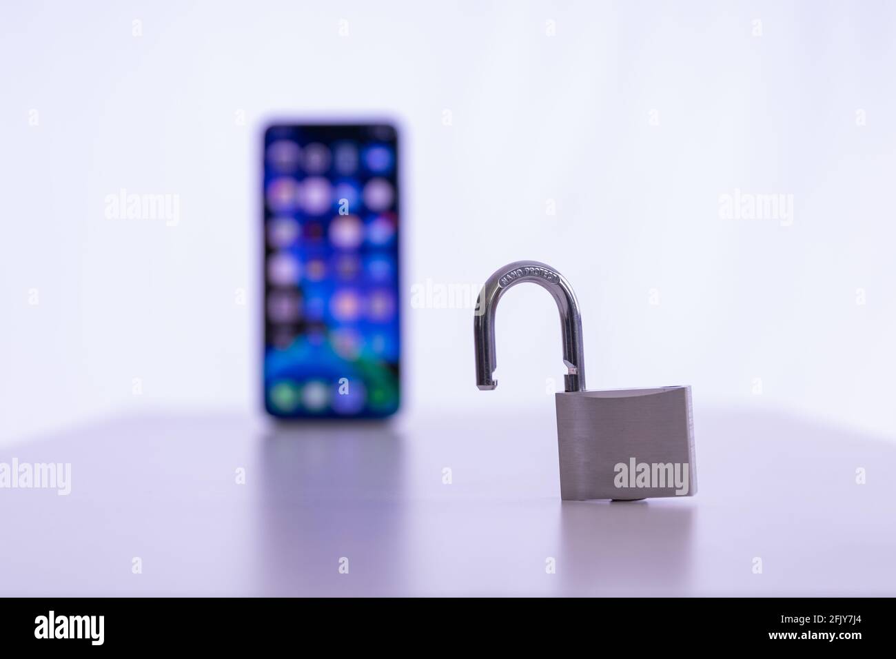 Privacidad y protección de datos: Portátil y smartphone con candado en primer plano Foto de stock