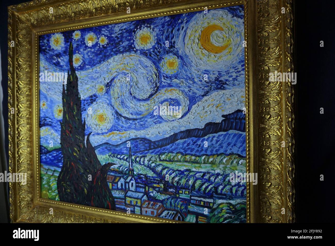 La noche estrellada , pintura de arte Luna color óleo Pueblo de montaña ,  van Gogh , pinturas famosas Fotografía de stock - Alamy